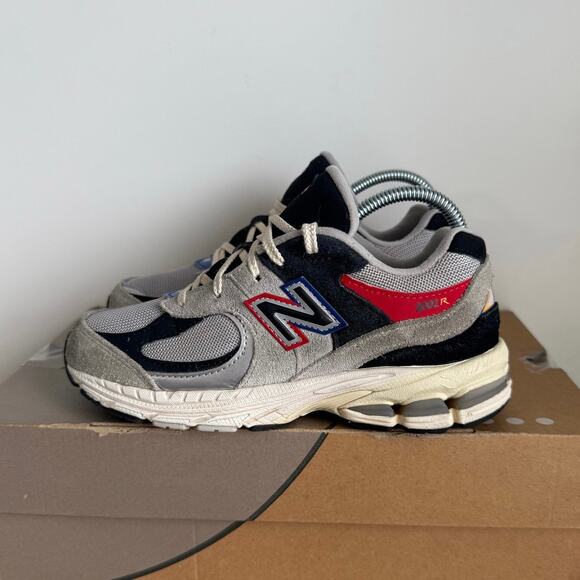 New Balance 2002 R Grey/Black/Red Kids Sneakers - SZ 3 Y - Picture 4 of 13